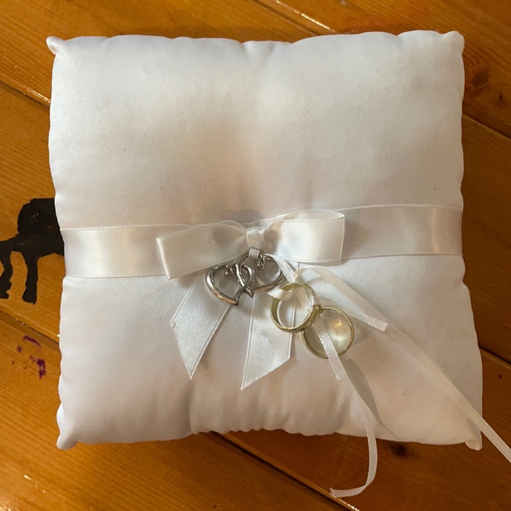 Ring holder pillow